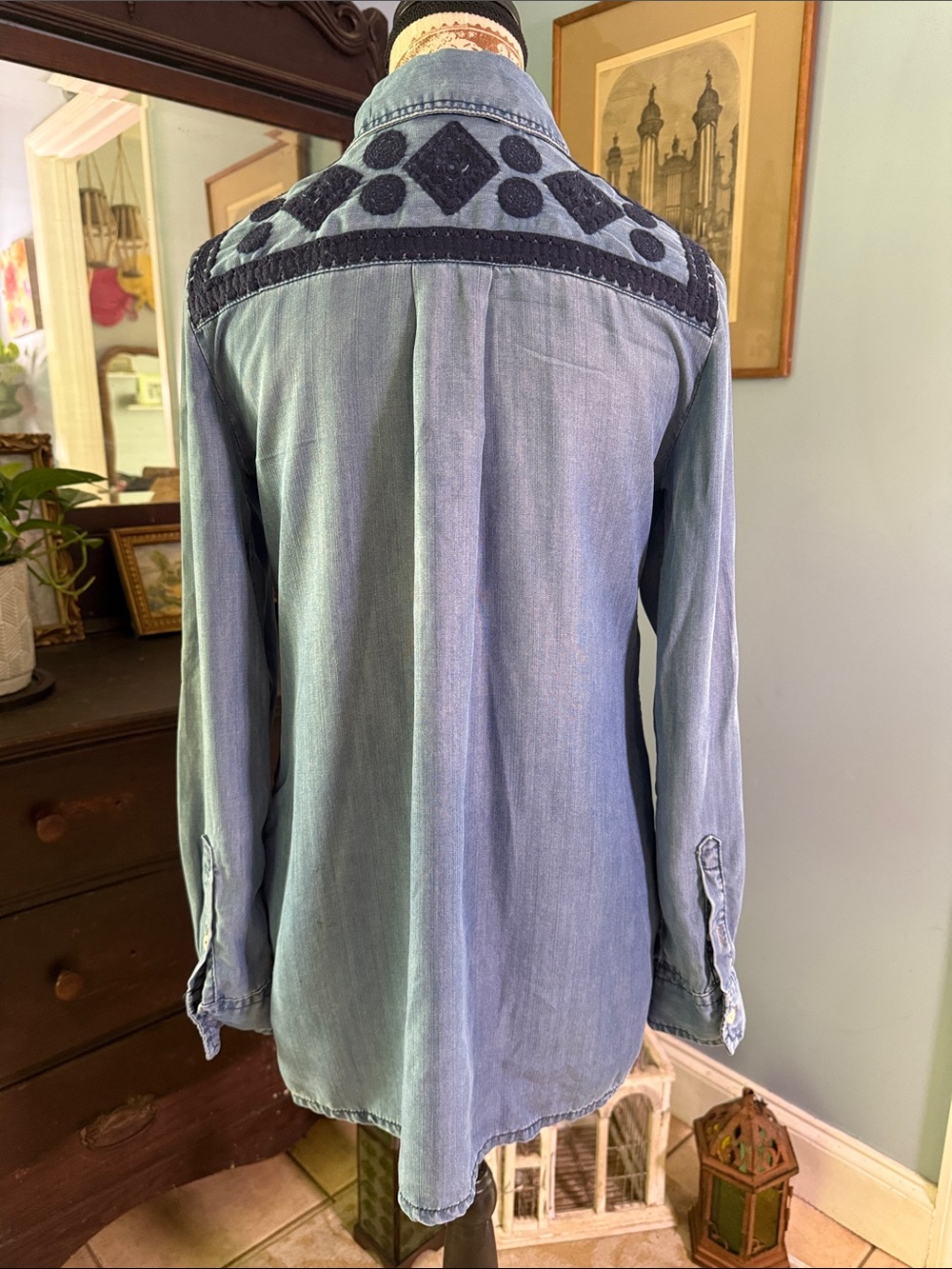 Holding Horses Anthropologie Chambray Blue Embroidered Button Down Shirt XS - Picture 8 of 15